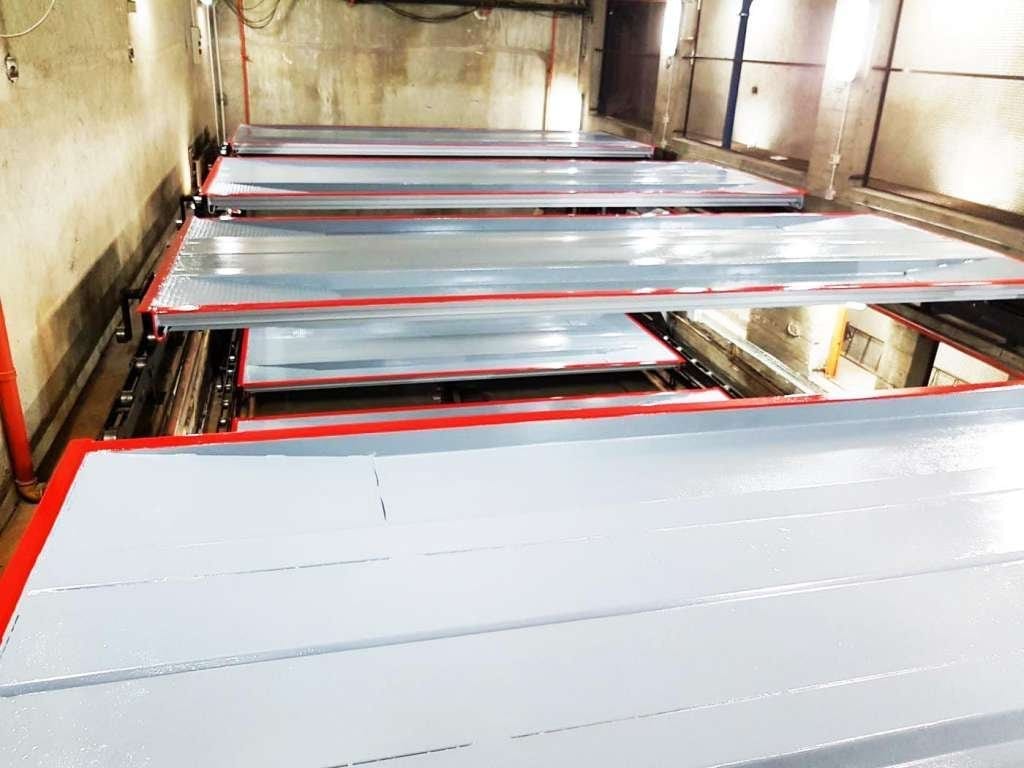 Interior del aparcamiento automático después de la renovación - componentes mecánicos renovados y sistemas de transmisión limpios