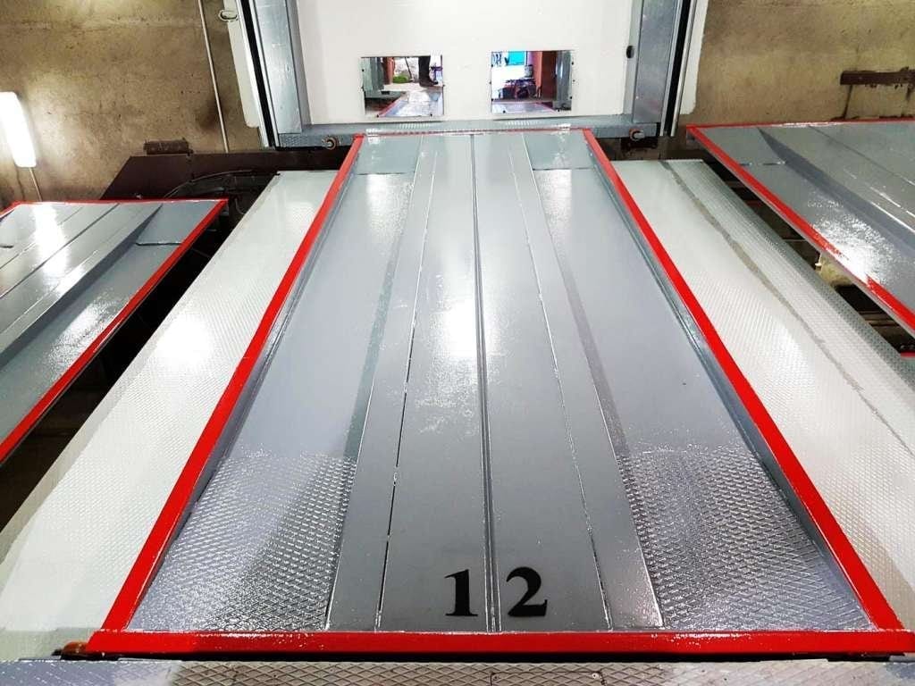 Interior del aparcamiento automático después de la renovación - componentes mecánicos renovados y sistemas de transmisión limpios