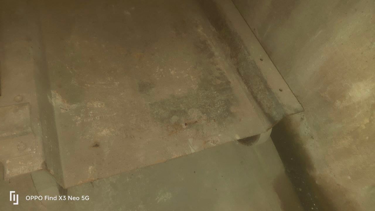 Plataformas de aparcamiento automatizado oxidadas con bordes amarillos, plataformas sucias y oxidadas