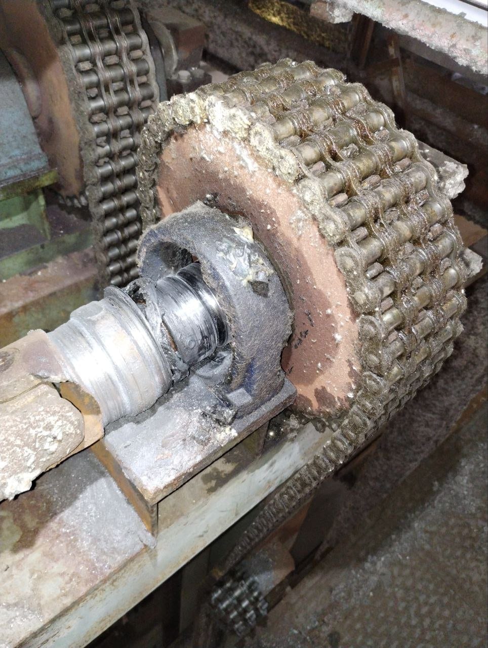 Plataformas de aparcamiento automatizado oxidadas con bordes amarillos, plataformas sucias y oxidadas